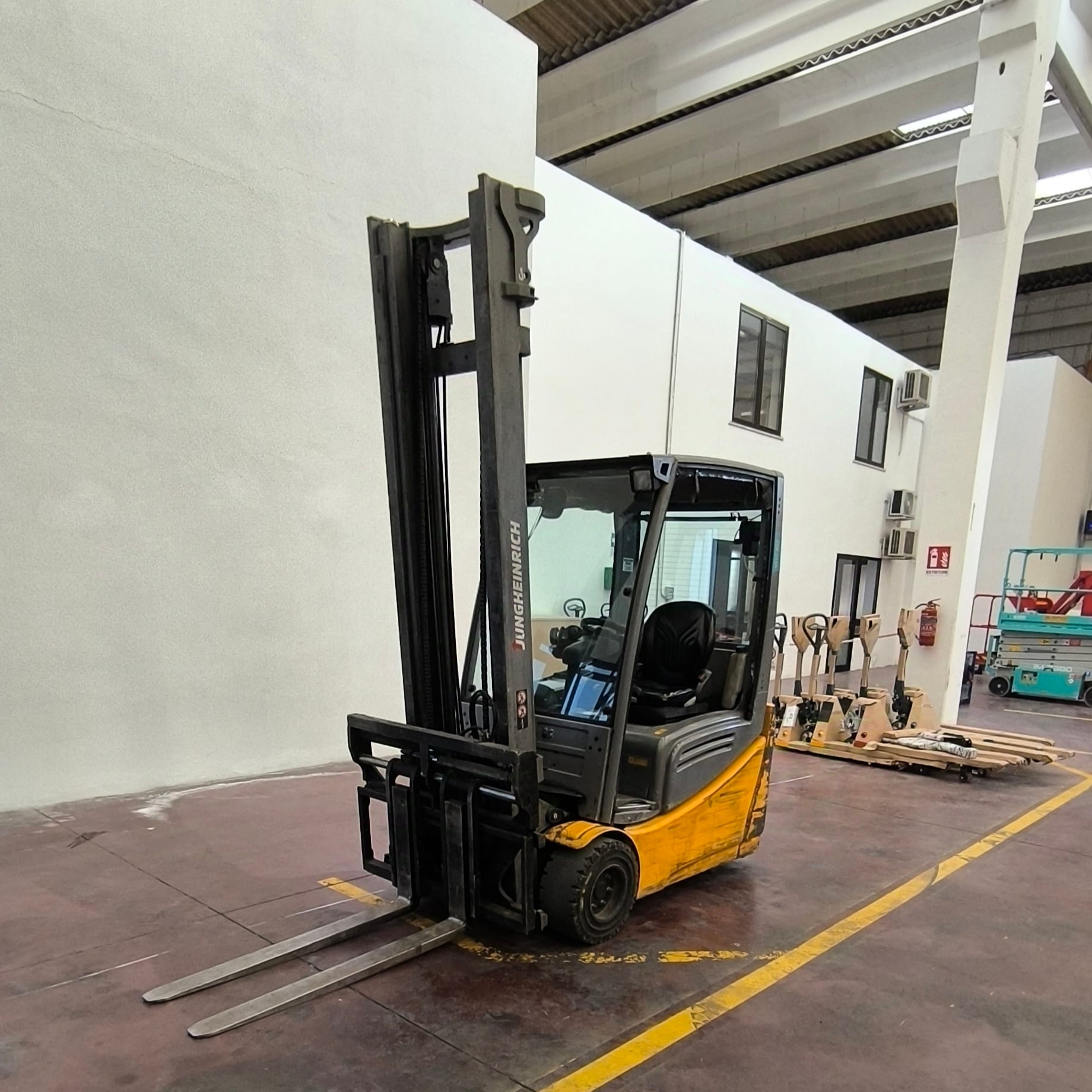Carrello Elevatore Elettrico usato JUNGHEINRICH EFG 218K