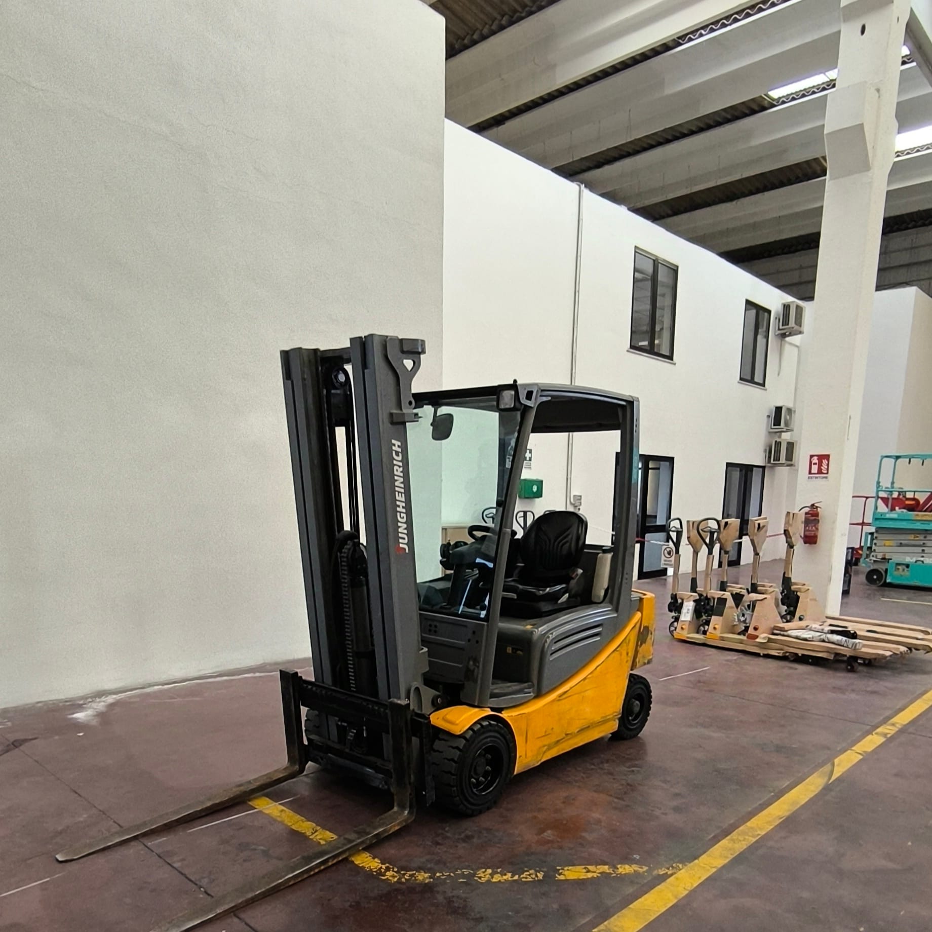 Carrello Elevatore Elettrico usato JUNGHEINRICH EFG 320